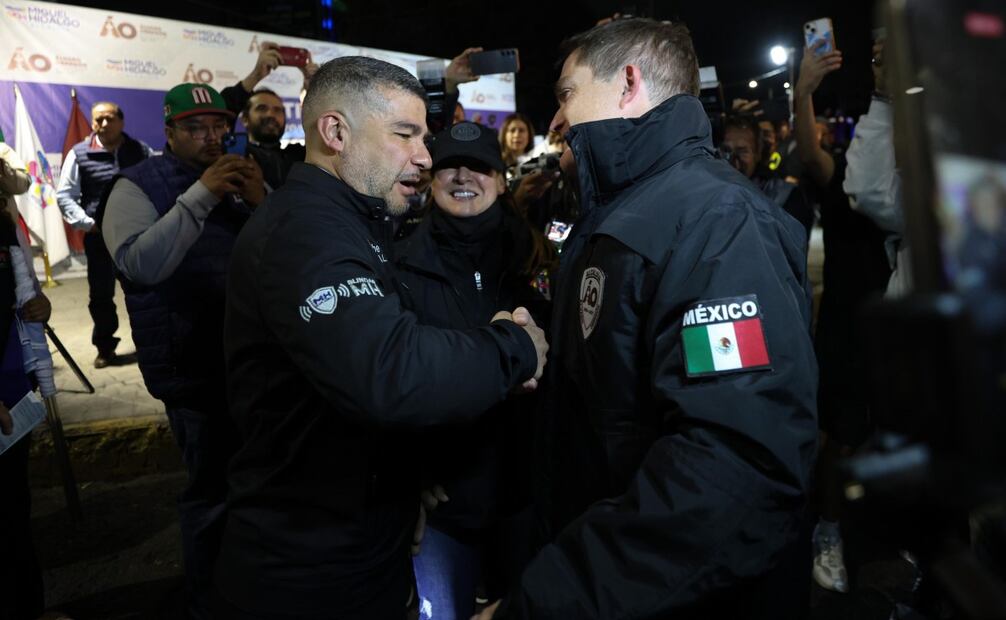 Los alcaldes Mauricio Tabe, alcalde de Miguel Hidalgo, y Javier López Casarín, alcalde de Álvaro Obregón, encabezaron el banderazo de salida del “Operativo conjunto, prevención del delito” (19/11/2024)
Foto: Diego Simón Sánchez / EL UNIVERSAL