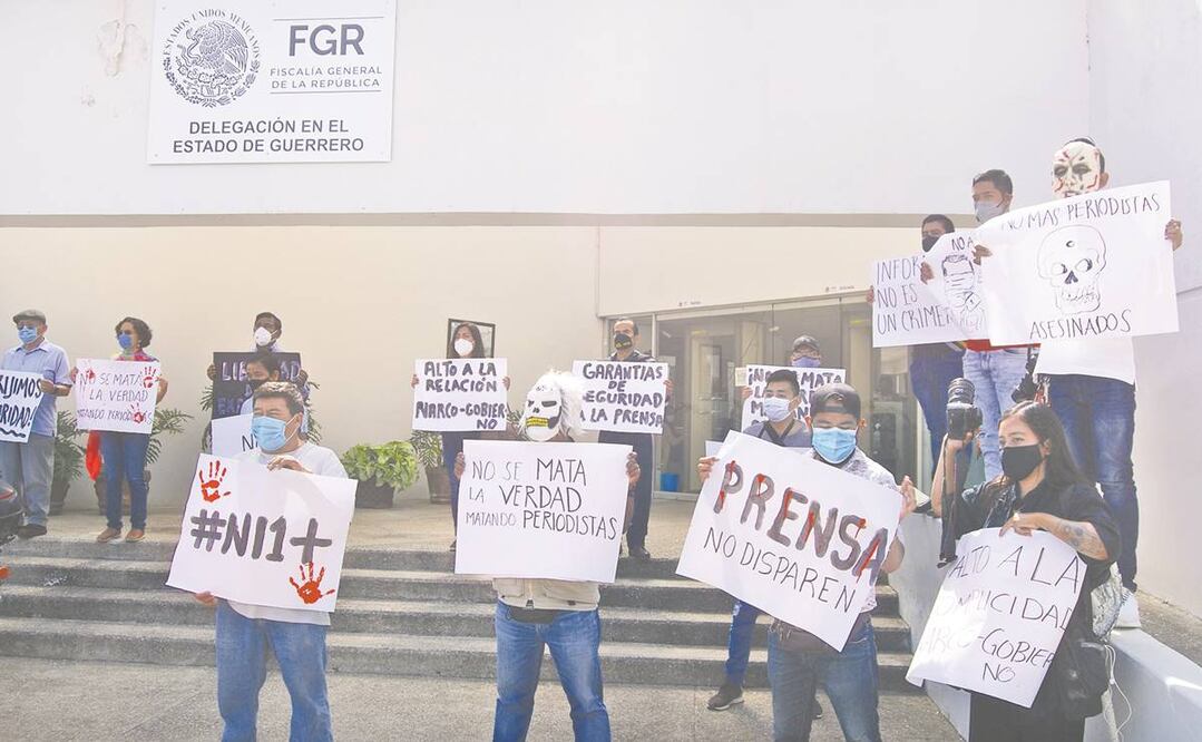 La manifestación se realizó luego de que reporteros de Iguala fueron amenazados de muerte. Foto: ESPECIAL