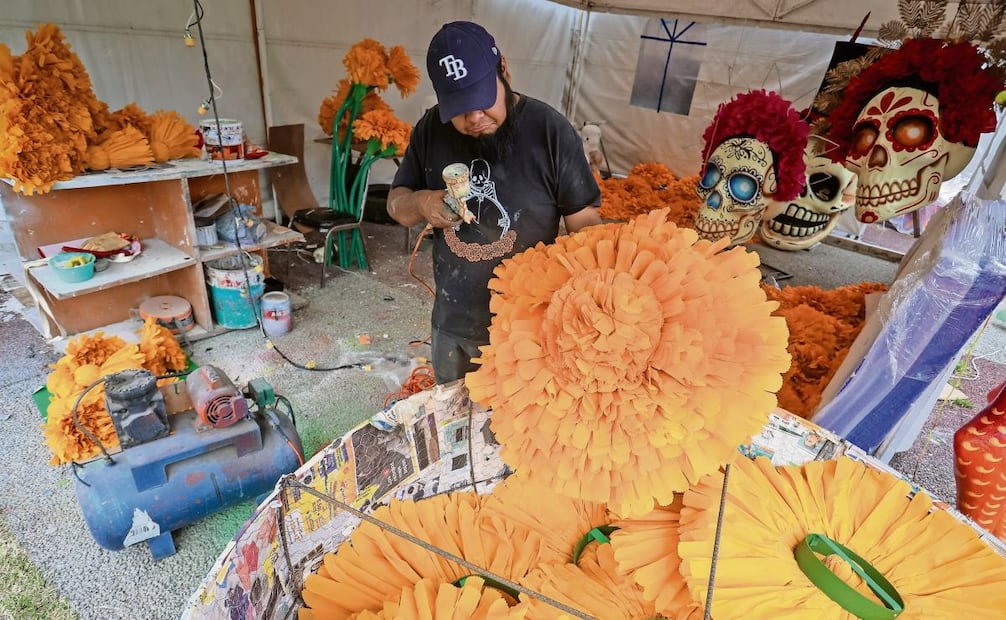 Artesanos y artesanas de FARO Oriente elaboran cráneos, calaveras, panes de muerto y otros artículos emblemáticos del Día de Muertos con cartonería y herrería. Foto: Luis Camacho / EL UNIVERSAL