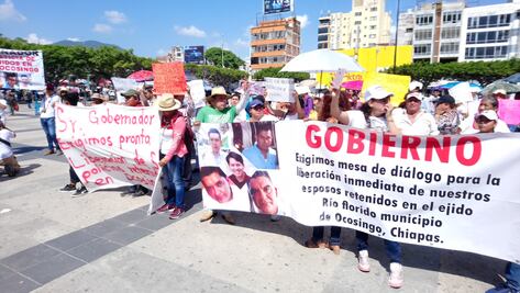 Madres de policías retenidos en Chiapas se ofrecen como "rehenes" en intercambio