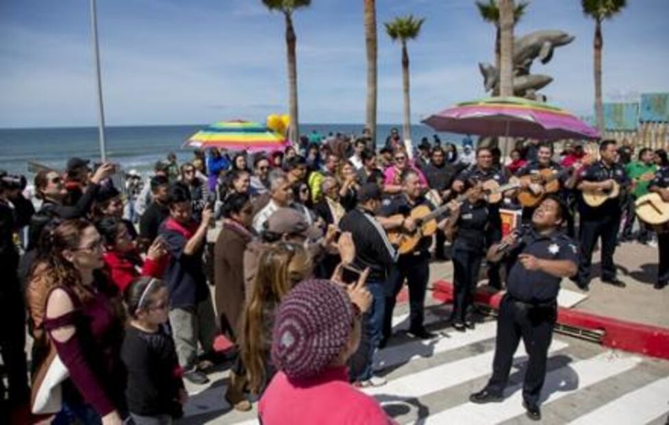 Sorprende Policía Federal con flashmob en playa de Tijuana 