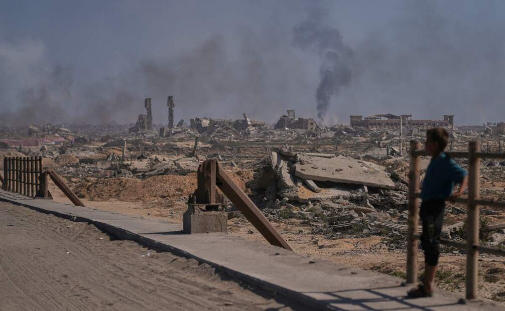 Un niño palestino desplazado observa el humo que se eleva hacia el cielo tras un ataque militar israelí en la ciudad de Gaza, visto desde el centro de la Franja de Gaza, el jueves 2 de octubre de 2025. Foto: AP/Archivo