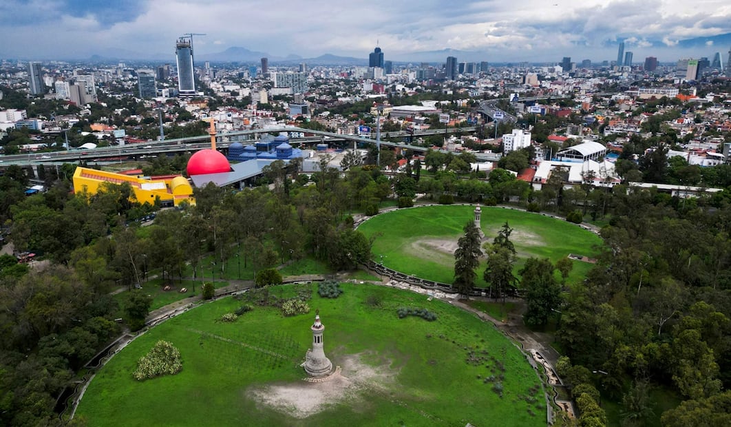 En esta imagen aérea se muestra parte de los tanques de almacenamiento de Dolores y del Papalote Museo del Niño en el parque de Chapultepec en la Ciudad de México, el 20 de junio de 2025. Foto: AFP
