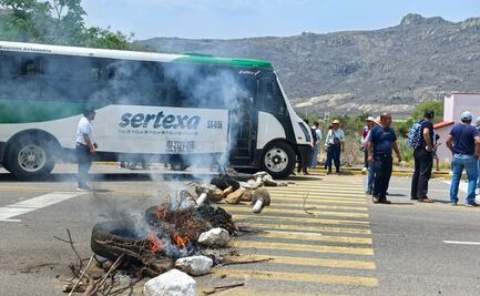 Pobladores y maestros de la Sección 22 del SNTE se enfrentan por bloqueo carretero en Oaxaca; reportan algunos lesionados 