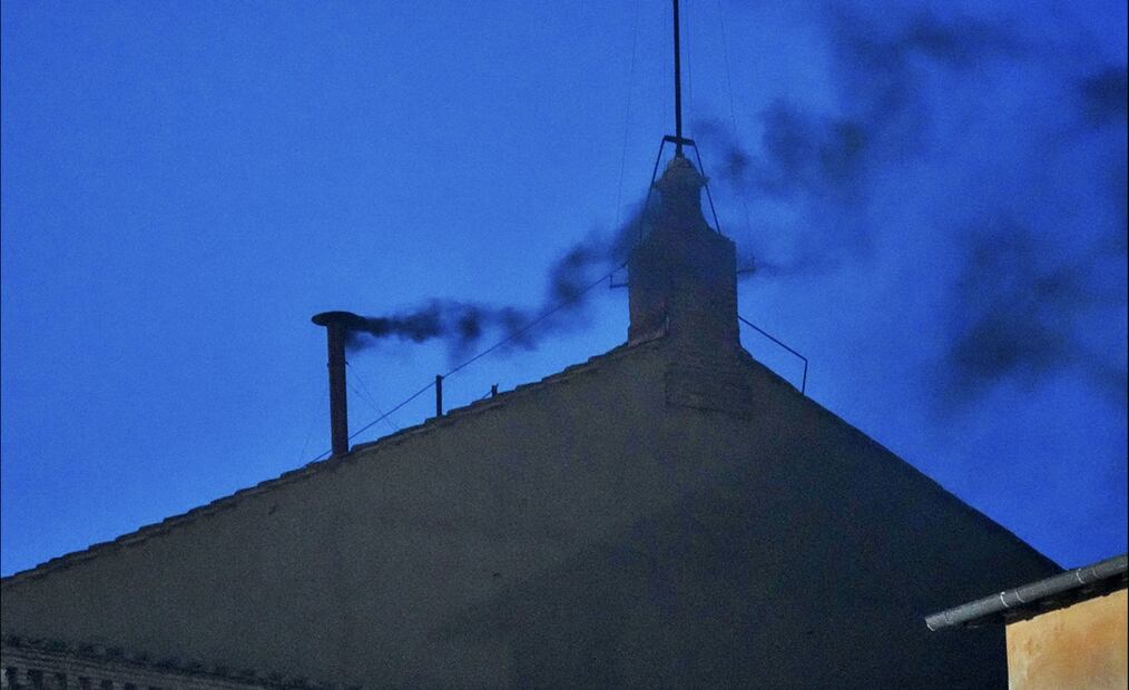 Una columna de humo negro sale de la chimenea de la Capilla Sixtina, donde 133 cardenales se reúnen en el primer día de cónclave, que indica que no se eligió a un nuevo papa, el 7 de mayo de 2025. Foto: AP