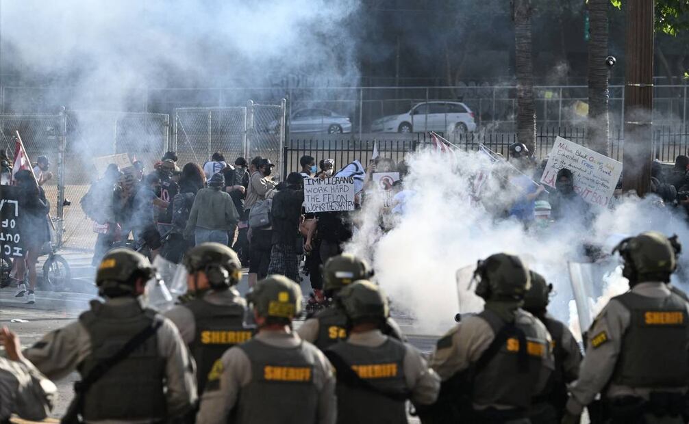 Manifestantes huyen del gas lacrimógeno disparado por los agentes del sheriff el 14 de junio de 2025 en Los Ángeles, California. Foto: AFP/Archivo