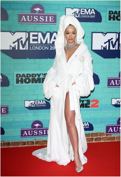 La explicación detrás del polémico outfit de Rita Ora