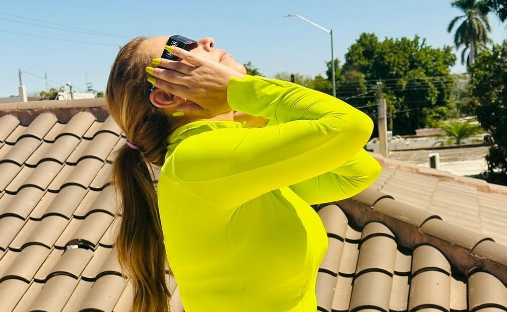 Nubia Xiclali Ramos Carbajal viendo el eclipse. Foto: Especial