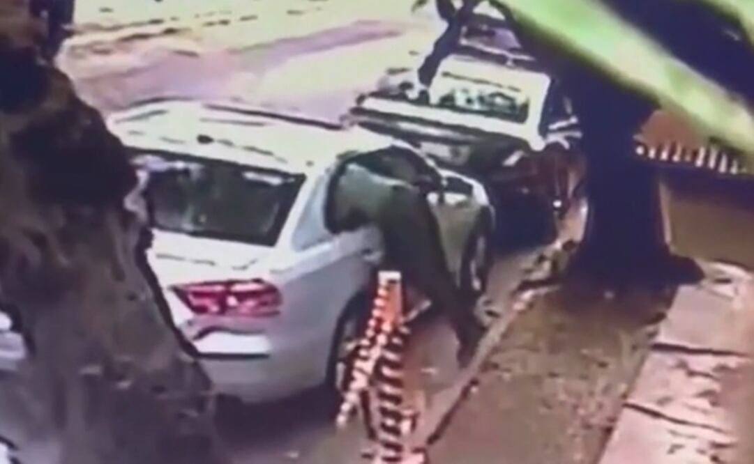 Cámaras de vigilancia captaron que el sujeto bajó de un taxi con cromática rosa. Foto: Tomada de video