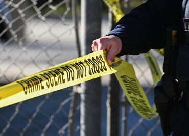 Hombre se suicida al llegar la policía a su casa; vivía con un cadáver