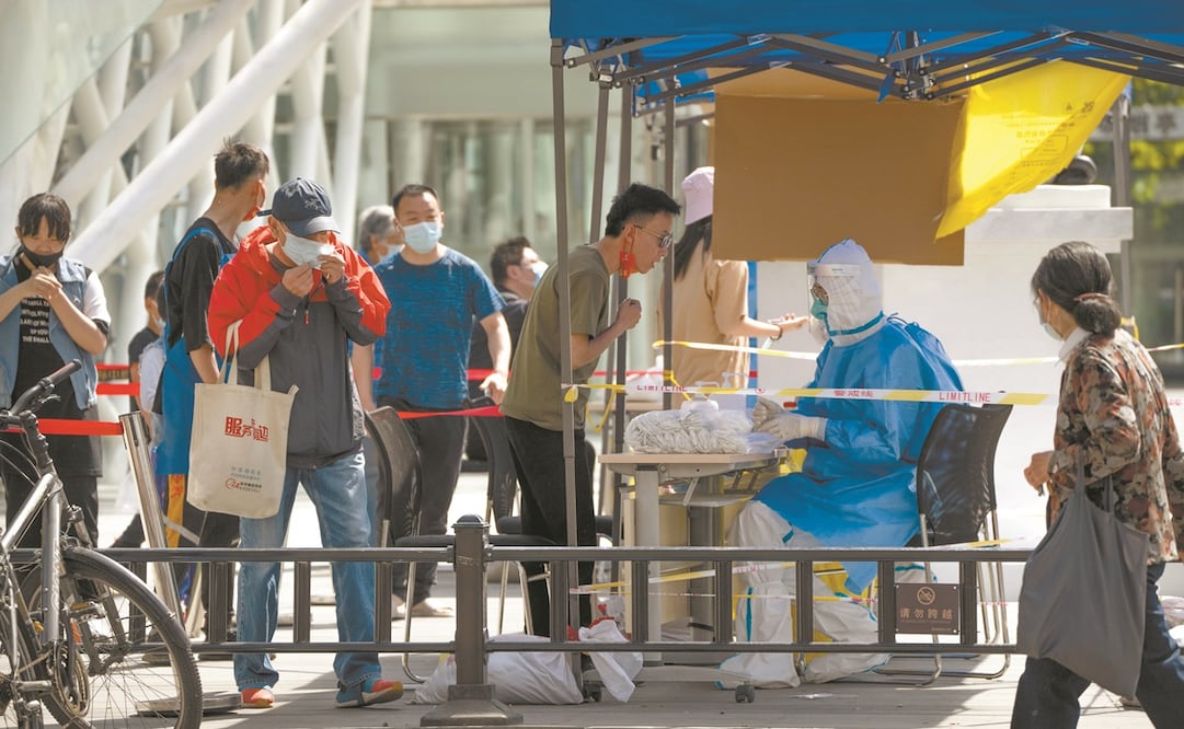Ciudadanos en Beijing se forman para realizarse una prueba de detección de Covid-19. Las provincias con más número de casos de transmisión comunitaria fueron Shanghái. Foto: Mark Schiefelbein. AP