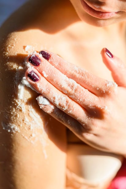 Renueva tu piel con este exfoliante casero de sal marina y aceite de coco. Fuente: Freepik.