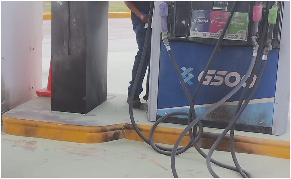Este 25 de octubre, sujetos intentan prenderle fuego a una gasolinera ubicada en Tabasco. Foto: Especial
