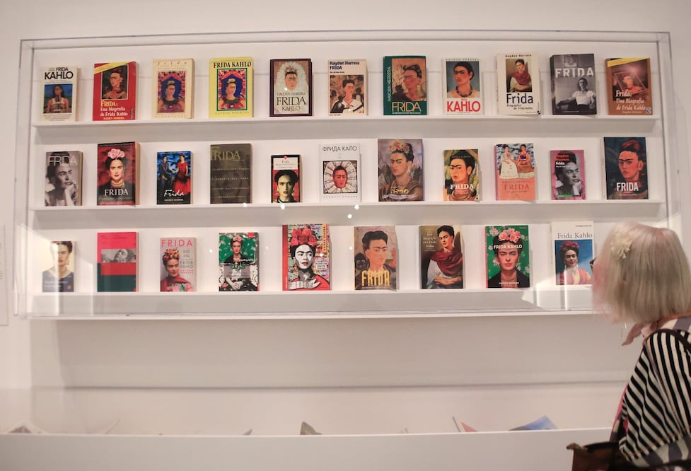 A partir de 1954, año de la muerte de la pintora mexicana, la figura de Frida Kahlo comenzó una transformación vertiginosa: de artista “relativamente desconocida” a ícono y marca global. Foto: EFE/ Carlos Ramírez.