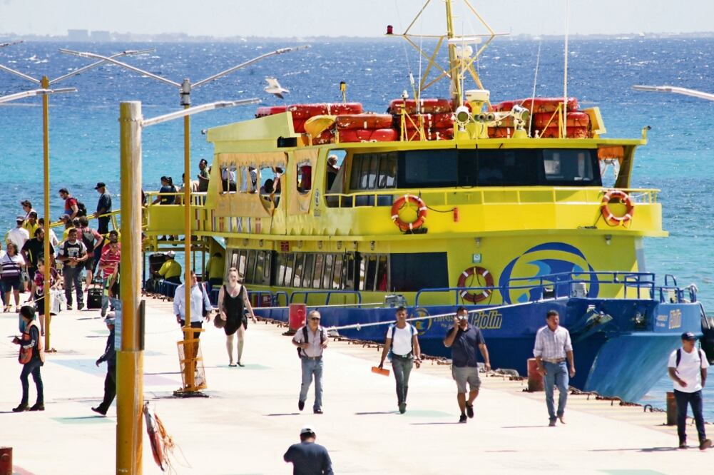 Algunas líneas de cruceros ya cancelaron las excursiones que usan barcos turísticos en la ruta Playa del Carmen-Cozumel, según el gobierno canadiense (FOTO: REUTERS)