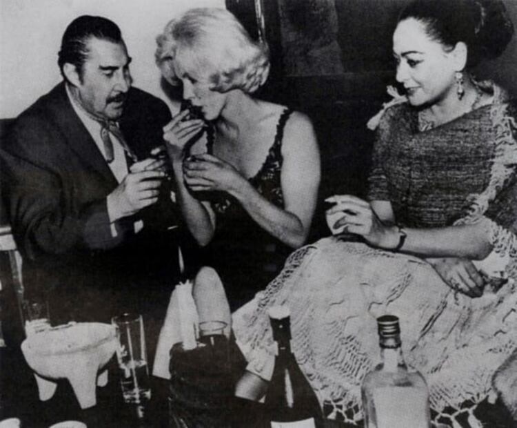 Muchos personajes visitaron la casa de "El Indio", entre ellas Marilyn Monroe, quien es observada por Columba Domínguez. Fototeca EL UNIVERSAL. 