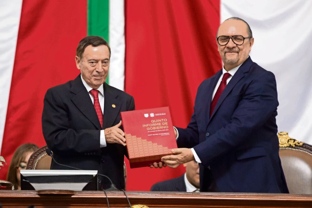 Fausto Zamorano, presidente de la Mesa Directiva del Congreso local, recibió del secretario Ricardo Ruiz el Quinto Informe de Gobierno. Foto: Germán Espinosa | El Universal