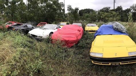 Encuentran 11 Ferraris abandonados en un campo