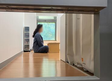 "Niños hikikomori": en Corea del Sur algunos padres se encierran en celdas para entender mejor a sus hijos