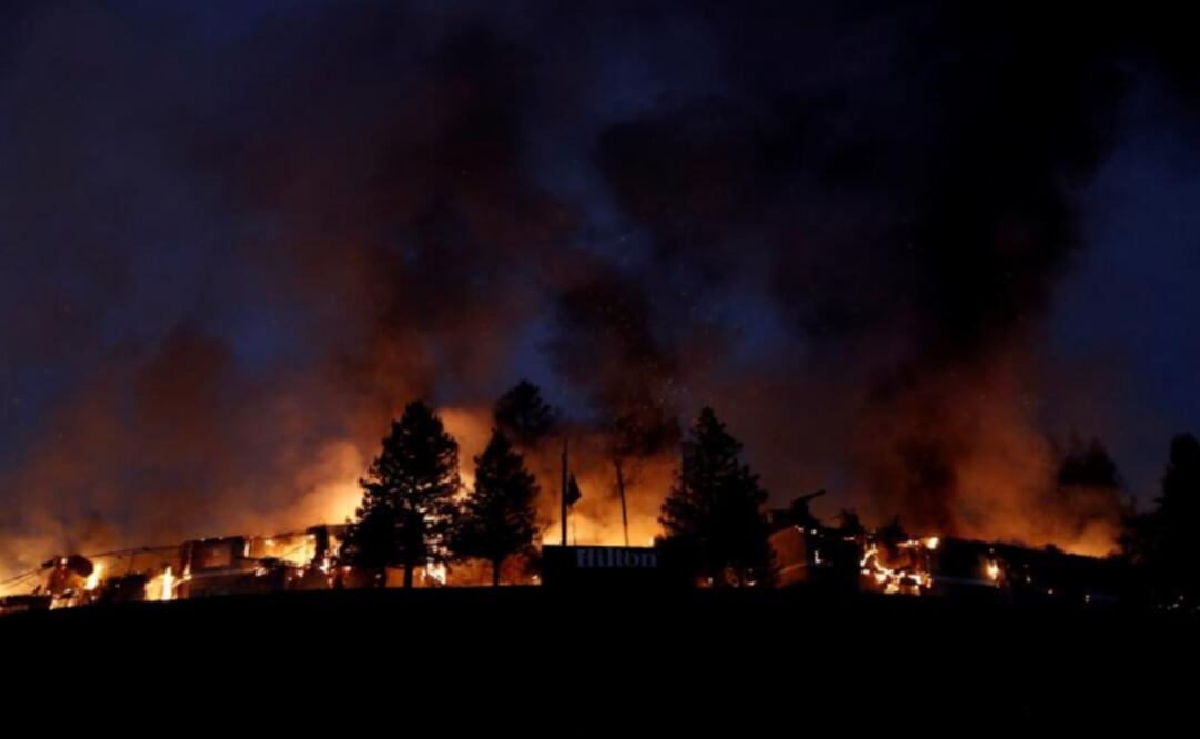 Smoke and flame rise from the Hilton Sonoma Wine Country during the Tubbs Fire in Santa Rosa, California – Photo: Stephen Lam/REUTERS