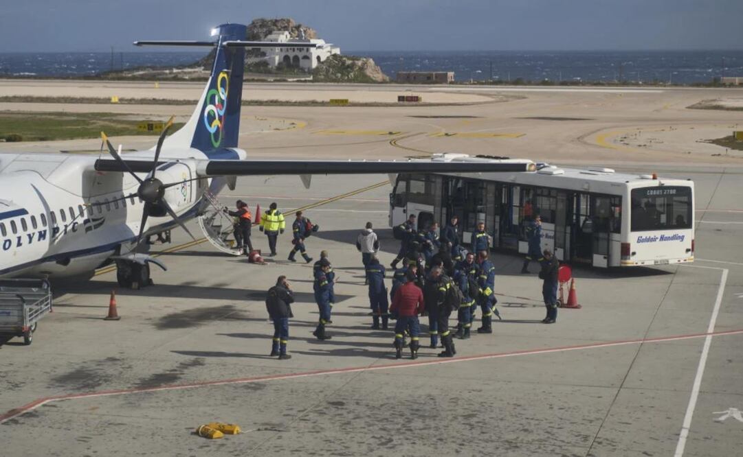 Trabajadores de rescate en el aeropuerto de la isla griega de Santorini, afectada por sismos, el miércoles 5 de febrero de 2025. Foto: AP