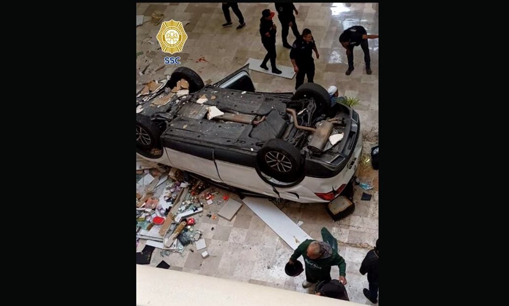 Un automóvil conducido por una mujer cayó desde un tercer nivel al interior de la Plaza Lilas, en la alcaldía Cuajimalpa, el sábado 24 de mayo de 2025. Foto: cortesía SSC