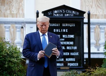 Trump ganó 300 mil dólares por vender Biblias, según muestra su declaración financiera