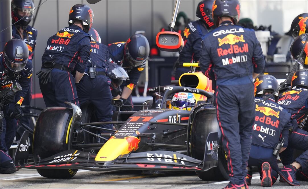 RED BULL EXPLICÓ POR QUÉ PIDIERON A CHECO PÉREZ DEJAR PASAR A MAX VERSTAPPEN - FOTO: AP