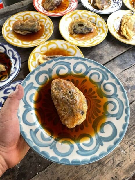 Chile pasilla relleno de hongos y quelites