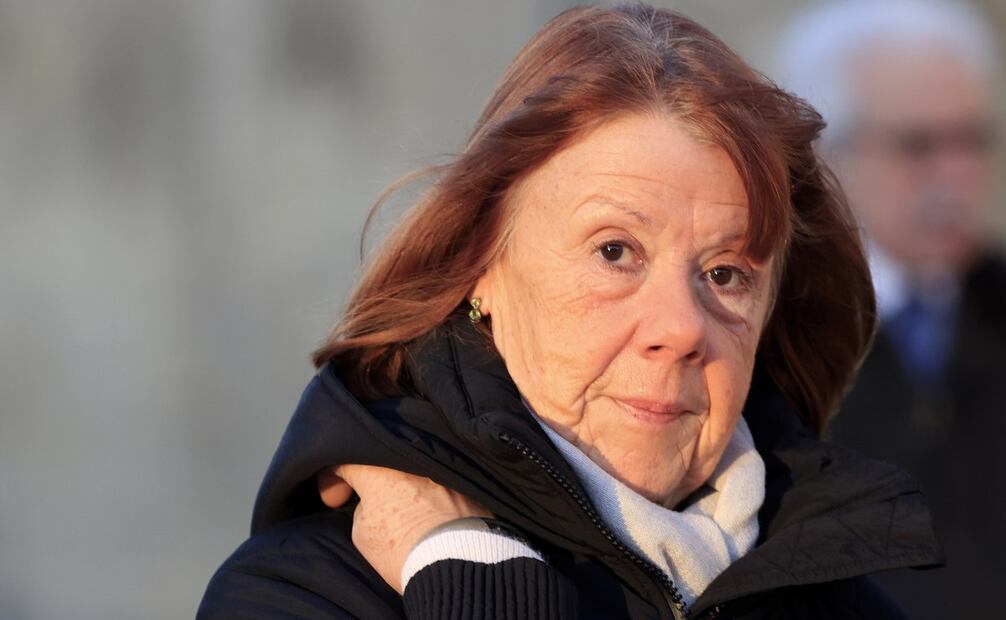Gisèle Pelicot llega al tribunal penal donde su ex marido Dominique Pelicot es juzgado, en Aviñón, sur de Francia, el 16 de diciembre de 2024. Dominique Pelicot es acusado de drogar y violar a su entonces -esposa, Gisele Pelicot. También se le acusa de invitar a decenas de hombres a violarla mientras estaba inconsciente en su casa de Mazan, Francia, entre 2011 y 2020. Otros cincuenta hombres se enfrentan a un juicio por su presunta implicación. Dominique Pelicot podría enfrentarse a una pena máxima de 20 años de prisión si es declarado culpable. Foto: EFE