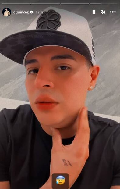 Preocupado, Eduin Caz, de Grupo Firme, muestra la bola que se formó en su cuello