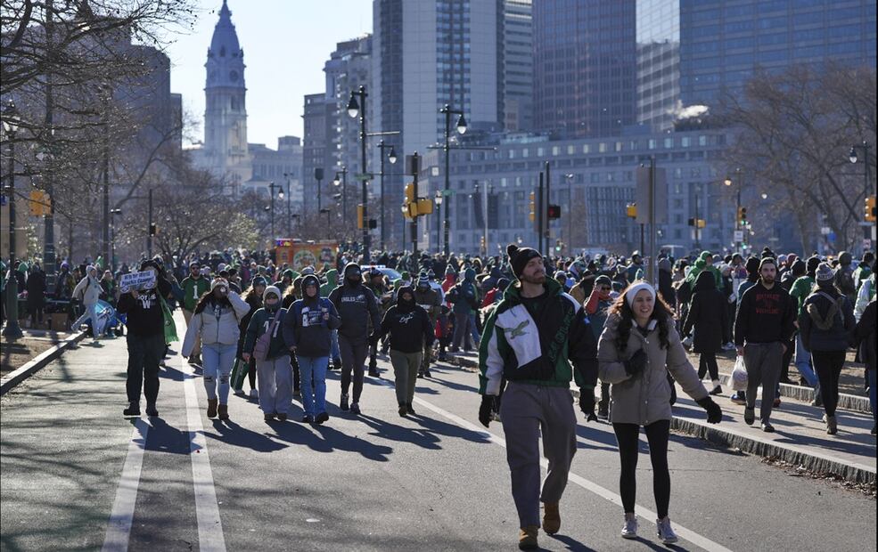 Miles de aficionados en Filadelfia celebran a los campeones del Super Bowl LIX. Foto: AP