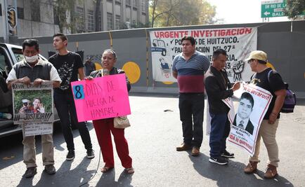 Padres de los 43 bloquean Bucareli; afecta servicio de L4 de Metrobús