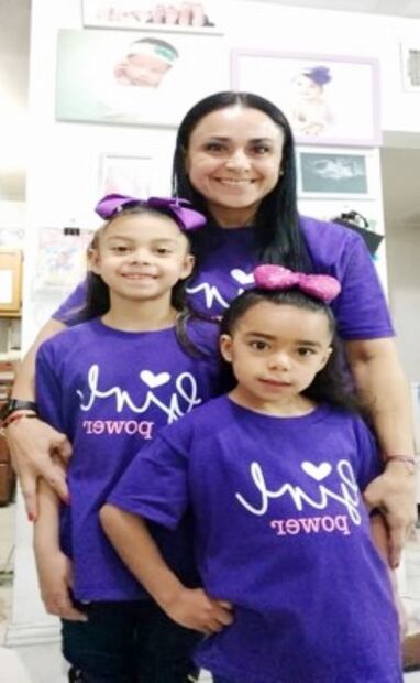 La medallista, Dámaris Aguirre, junto a sus hijas, Aitana y María. Foto: Cortesía Damaris Aguirre. Quedó en cuarto lugar en las Olimpiadas de Beijing 2008, en la disciplina de Halterofilia; sin embargo, ocho años después, en 2016, el Comité Olímpico le entregó la medalla de bronce, correspondiente al tercer lugar, luego de descubrir irregularidades cometidas por las otras competidoras durante la competencia del 2008. Cortesía Dámaris Aguirre.