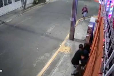 Captan cámaras asalto a una joven en Azcapotzalco