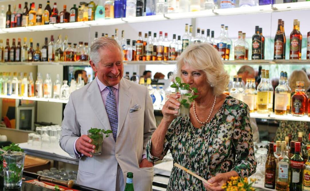 El príncipe Carlos de Inglaterra y su esposa Camila, duquesa de Cornualles, beben un mojito cubano preparado por ellos (Foto: EFE)