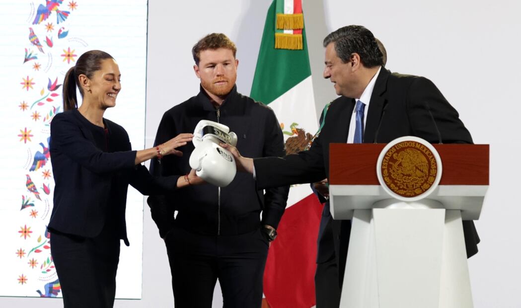 Saúl "Canelo" Álvarez y Mauricio Sulaiman en la mañanera de Claudia Sheinbaum. Foto: Carlos Mejía EL UNIVERSAL