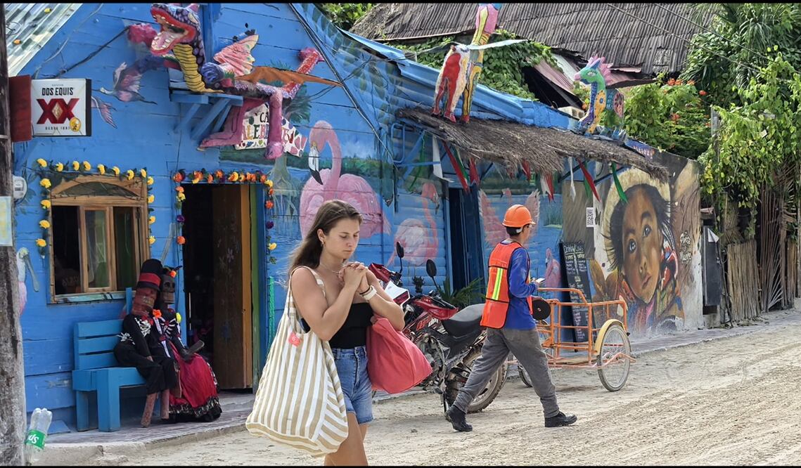 Una vez al mes pobladores voluntarios, estudiantes y comerciantes participan en cuadrillas de limpieza para recolectar basura en la isla de Holbox, Quintana Roo. Foto: Adriana Varillas/EL UNIVERSAL