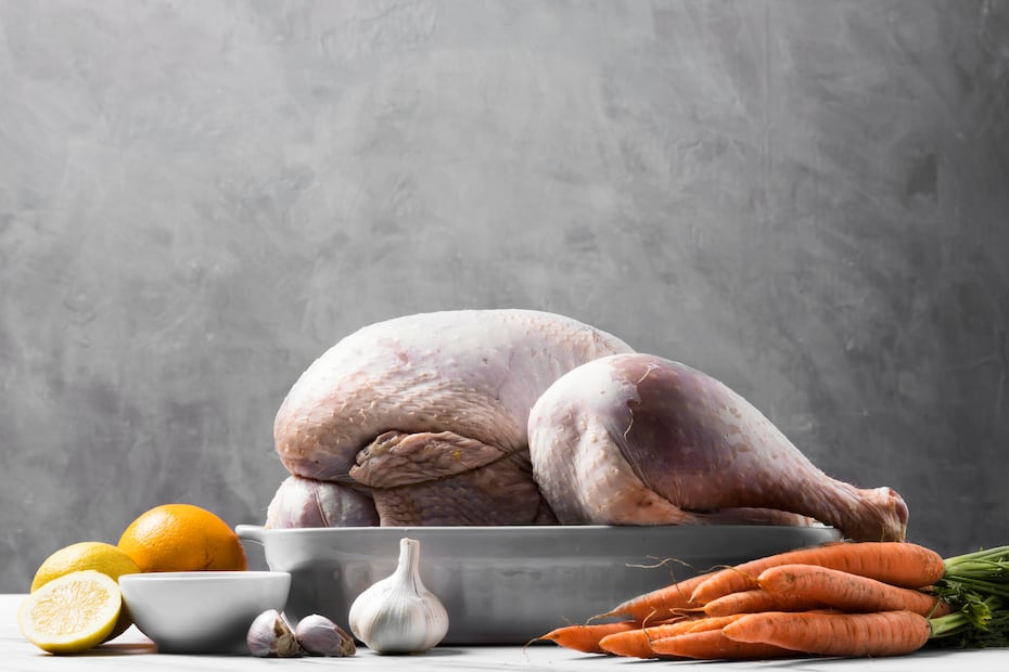 Cocinar un pavo perfecto comienza desde la descongelación. Foto: Freepik
