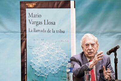 Vargas Llosa, en observación tras sufrir caída