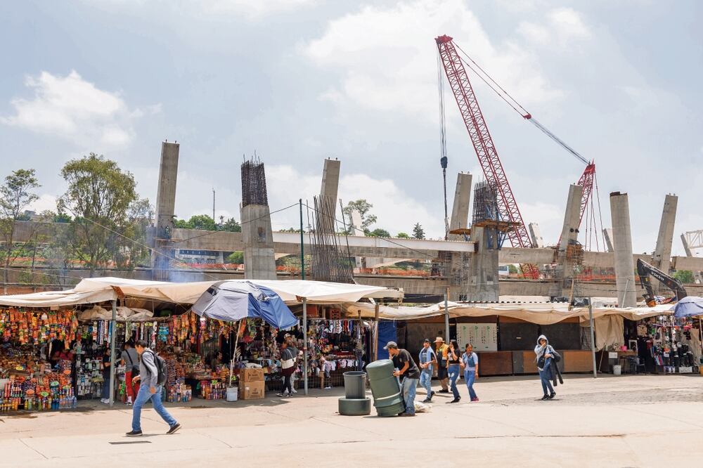 En la zona hay presencia de maquinaria y trabajadores. Las grandes columnas y trabes ya están colocadas. Foto: de YARETZY M. OSNAYA. EL UNIVERSAL