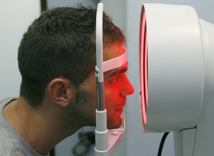 Revisión de paciente, luego de ser sometido a una cirugía refractiva por miopía. Foto: EFE/Andreu Dalmau, archivo
