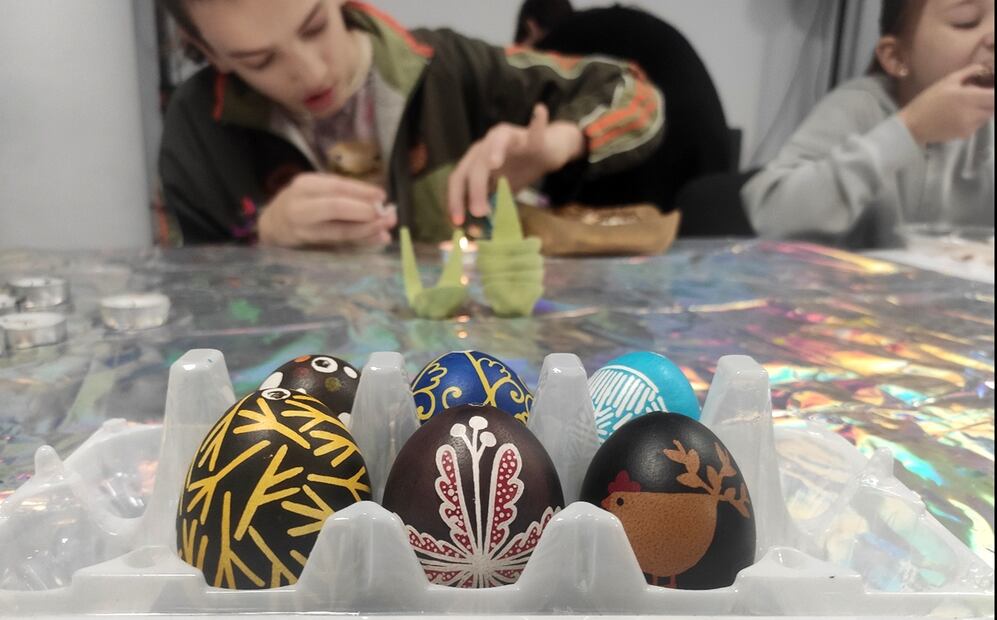 Imagen de huevos de Pascua que expresan esperanzas y ayudan a contrarrestar el miedo a medida que crece el interés por la tradición bajo la amenaza de Rusia a la identidad ucraniana. Foto: EFE