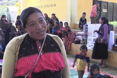 Maestra de Chiapas se traslada dos horas para dar clases