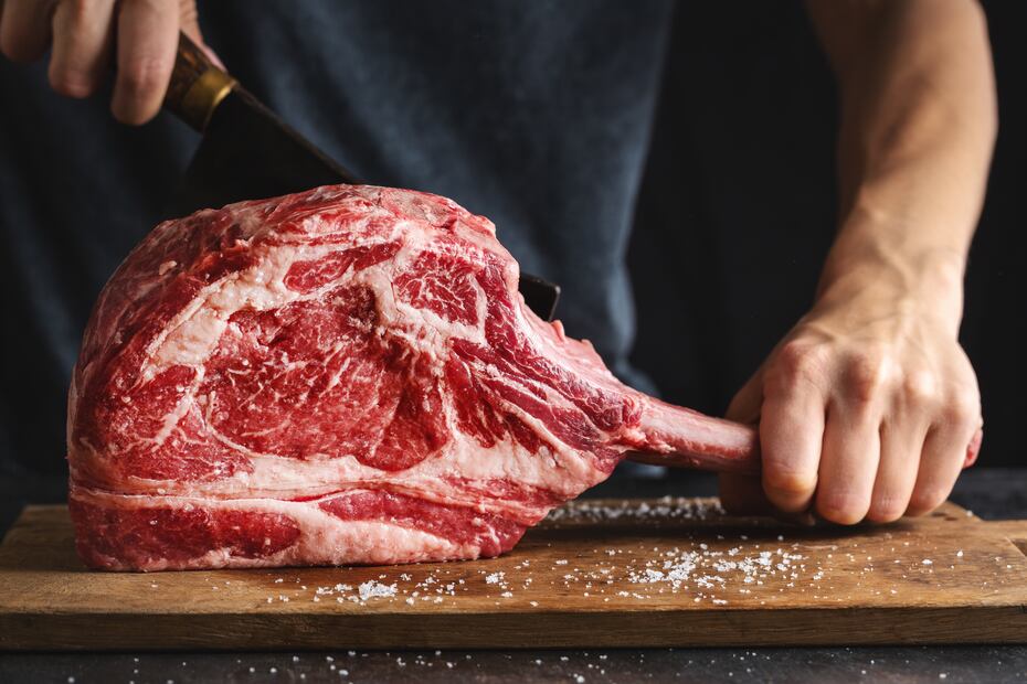 El exceso de carne roja puede aumentar la presión arterial y dañar el sistema cardiovascular. Foto: Freepik