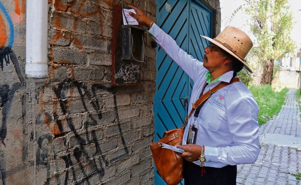 Ya sea entre canales o calles don Luis contó que se siente satisfecho con su desempeño en un trabajo que realiza desde hace 32 años. Foto: Fernanda Rojas | El Universal