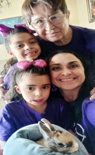 Dámaris Aguirre, medallista de bronce en Beijing, junto a su madre e hijas. Tres felices generaciones. Foto: Cortesía Dámaris Aguirre.