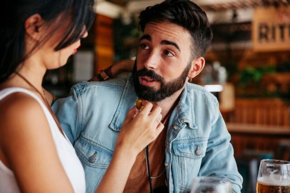 La IA destaca algunas señales clave que podrían revelar si un hombre tiene un perfil mujeriego. Fuente: Freepik.