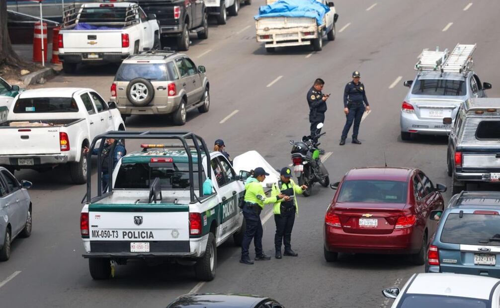 Una mujer murió arrollada por un camión de carga luego de caer de su motocicleta en la que iba acompañada por un hombre, al caer, un trailer la arrolló y murió. Foto: Axel Sánchez/ EL UNIVERSAL