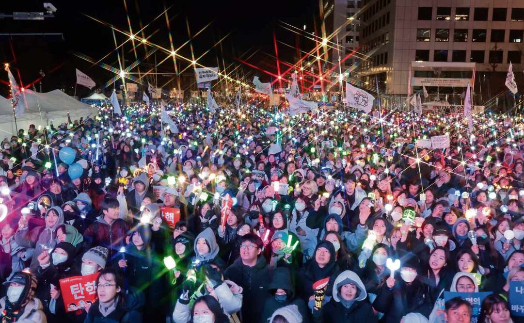 Asistentes a una manifestación, cerca de la Asamblea Nacional, que apoyaron una moción de juicio político contra el presidente Yoon Suk-yeol en Seúl. Foto: EFE